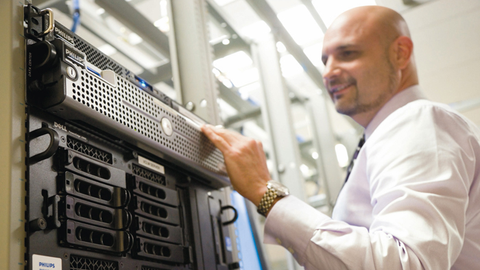 Profesional de IT que comprueba el servidor de la soluci&oacute;n de inform&aacute;tica m&eacute;dica