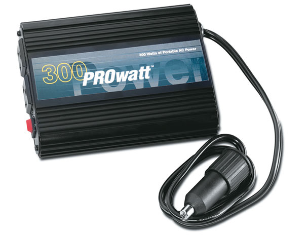 una fuente de alimentaci&oacute;n negra con un cable