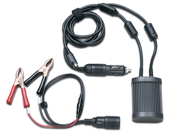 un cargador de bater&iacute;a de coche y cables