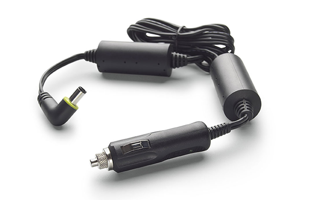 Un cargador de coche negro se enchufa