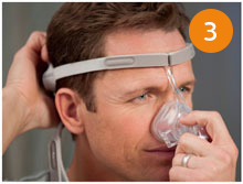 un hombre que llevaba una m&aacute;scara de ox&iacute;geno