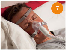 un hombre durmiendo con una m&aacute;scara cpap