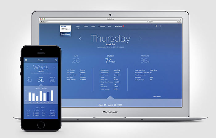una computadora port&aacute;til y un tel&eacute;fono con una pantalla que muestra la hora