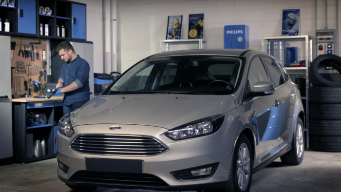 Vea c&oacute;mo instalar las l&aacute;mparas automotrices Philips en los faros en un Ford Focus