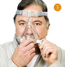 un hombre que llevaba una m&aacute;scara cpap