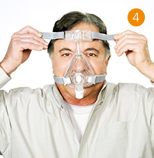 un hombre que llevaba una m&aacute;scara cpap