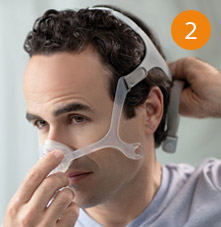 un hombre que llevaba una m&aacute;scara cpap