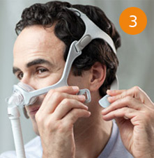 un hombre que llevaba una m&aacute;scara cpap