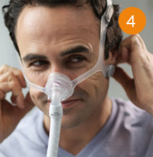 un hombre que llevaba una m&aacute;scara cpap