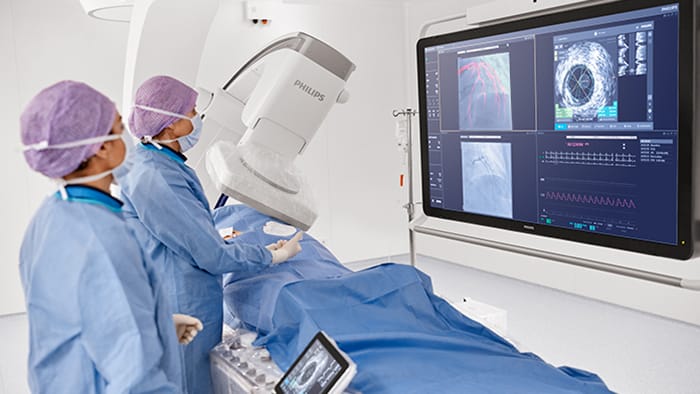 Cardi&oacute;logos intervencionistas que realizan una intervenci&oacute;n coronaria percut&aacute;nea con Azurion e IntraSight