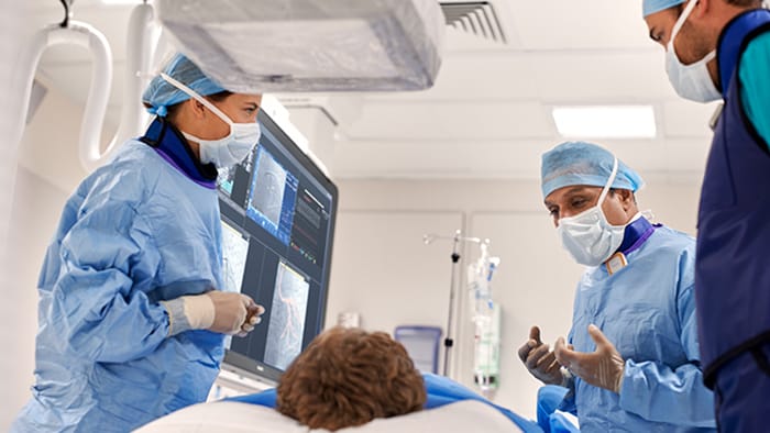Cardi&oacute;logos intervencionistas que observan im&aacute;genes cl&iacute;nicas