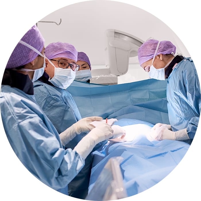 Equipo cardiol&oacute;gico de laboratorio de cateterismo realizando una intervenci&oacute;n